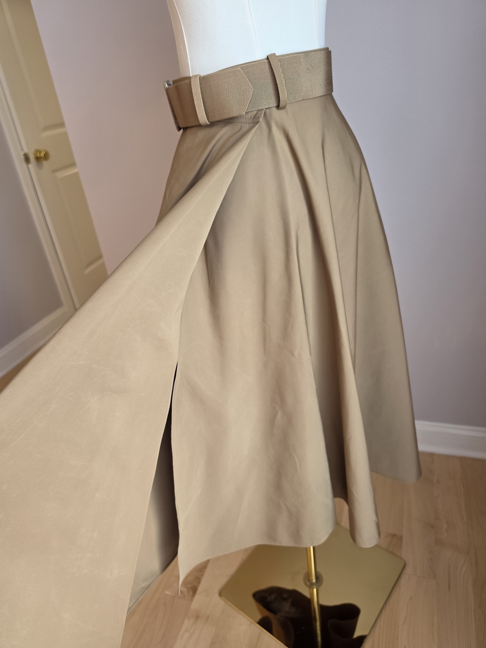 Carolina Herrera Beige A-Line Midi Skirt with Matching Belt - Picture 4 of 8